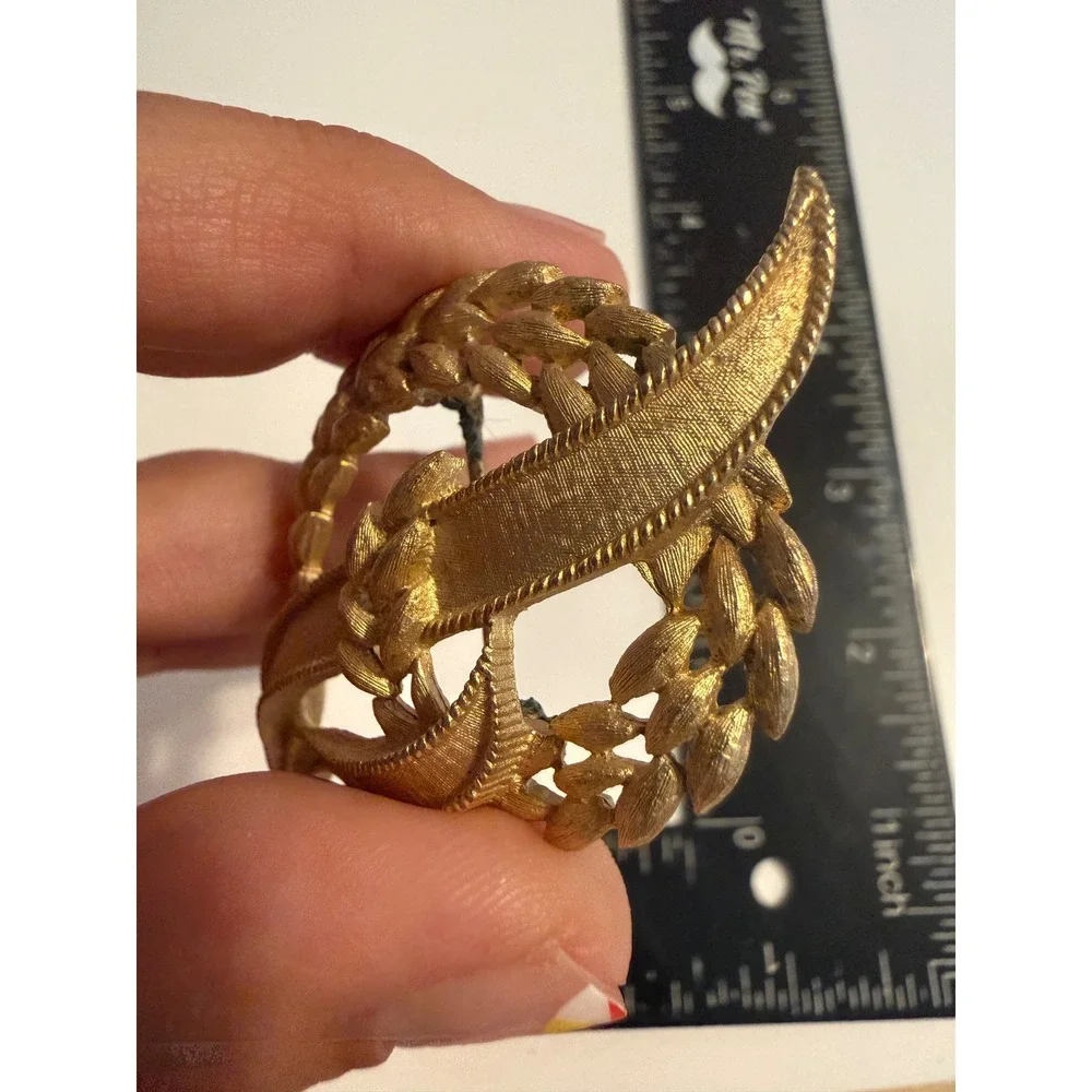 Trifari Gold Tone Textured Leaf Ribbon Wreath Brooch Pin Signed Vintage